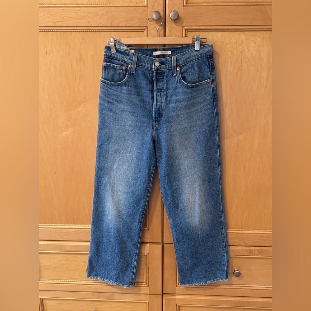 Levi’s ribcage straight jeans, “dance around” wash. Size 29 waist. 25” inseam